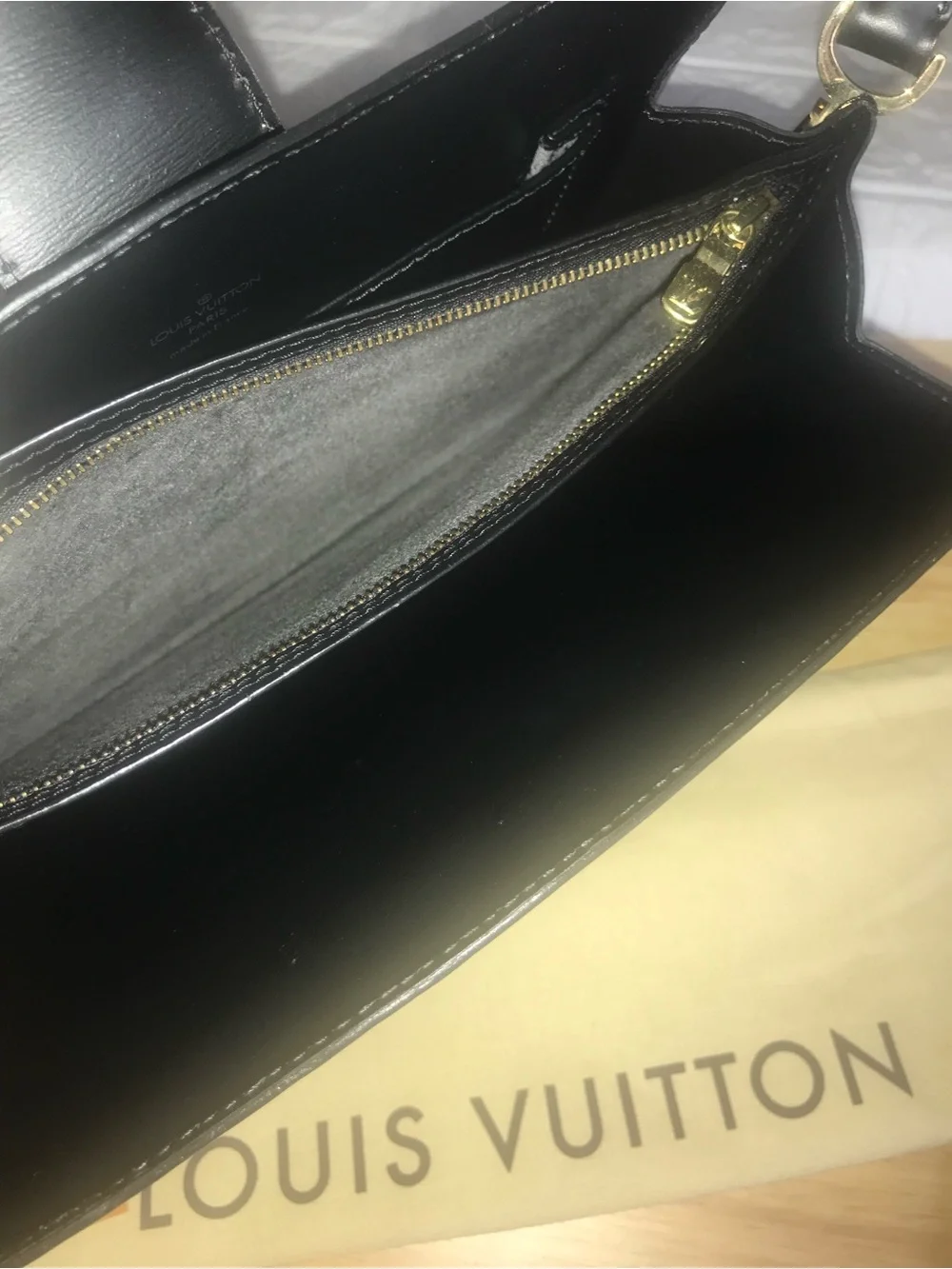 ✅AUTHENTIC LV Black Epi Leather Shoulder Bag Gold-Tone Turnlock LOUIS VUITTON